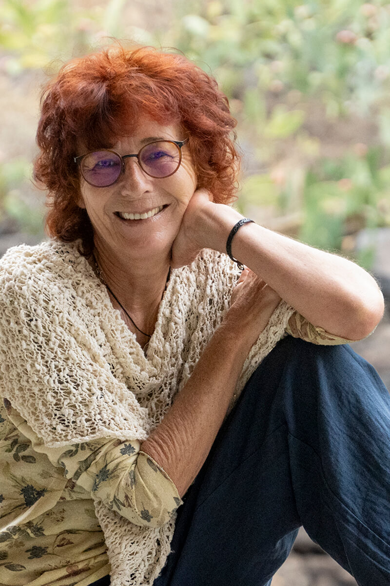 Porträt von Conny Buettner Hart, Gründerin von Wunderwandlung, lächelnd, auf hellem Hintergrund, Coach für persönliche Transformation und Begleiterin von Menschen durch Abschied und Neubeginn.