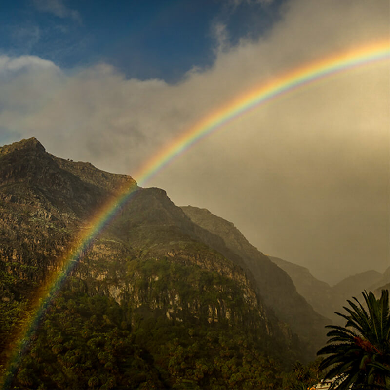 Regenbogen am Himmel – Symbol für Hoffnung, Perspektiven und Neubeginn im Winterraum des Abschieds beim Coaching